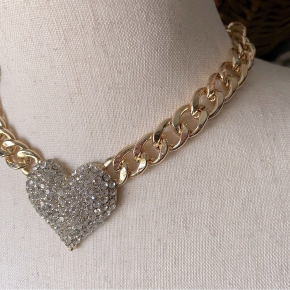 BOUTIQUE GOLD COLOR NECKLACE WITH RHINESTONE HEART - Picture 5 of 8